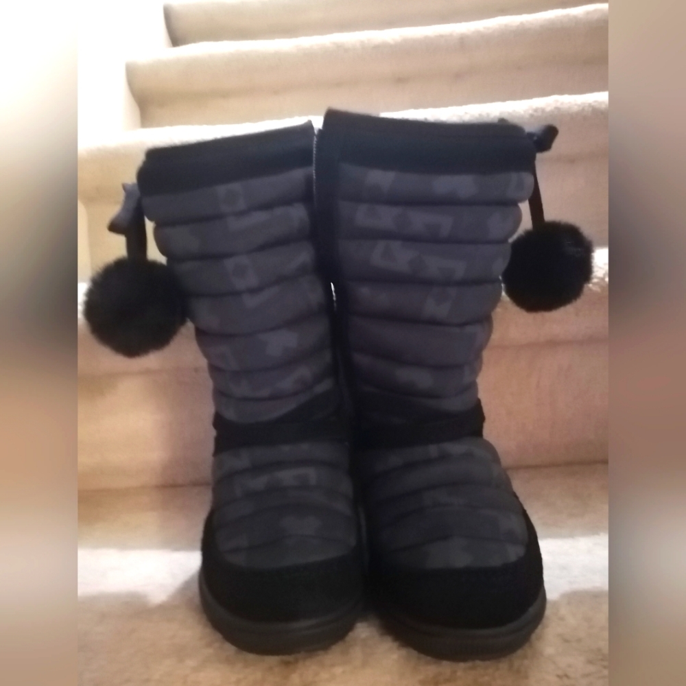 Brand new in box Manitobah Mukluks size 6